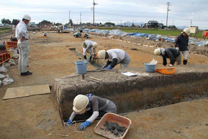 古墳時代の遺構が見つかった道東遺跡での発掘調査