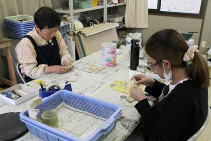 現地事務所で行われている遺物の復元作業