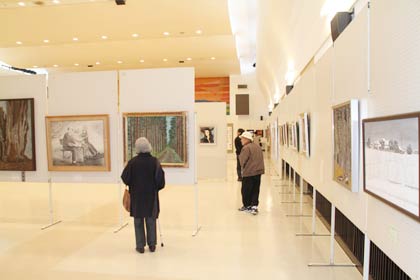 17日開幕した第9回燕市美術展覧会