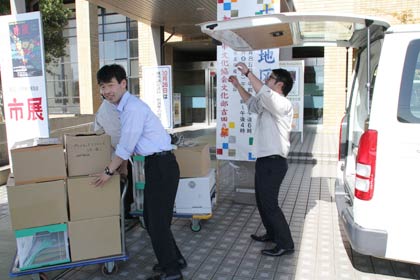 燕市吉田産業会館に燕市議選の立候補届出受け付けの機材を搬入する燕市選管
