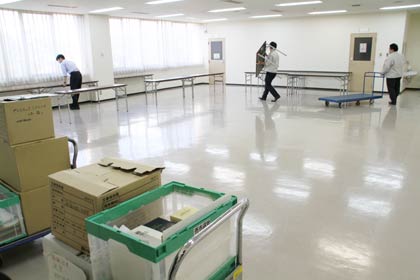 燕市議選立候補届出受け付けの会場設営