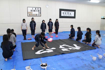 18日の第10回三条市美術展オープニングセレモニーで書道パフォーマンスを行う県立三条高校書道部が17日夕方からリハーサルを行った