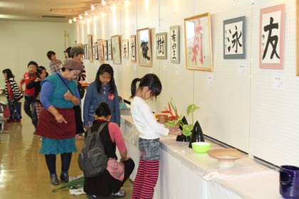 17日夕方から生け込みを行う「わくわく文化未来塾」生け花教室の子どもたち