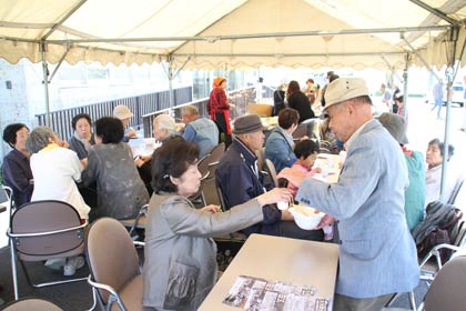  NPO法人信濃川大河津資料館友の会によるサケ汁のふるまい