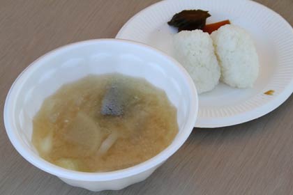 振る舞われたサケ汁と塩にぎり、漬け物