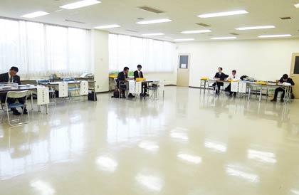 受け付け開始からしばらくたつと閑散とした燕市議選の立候補届け出受け付けの会場
