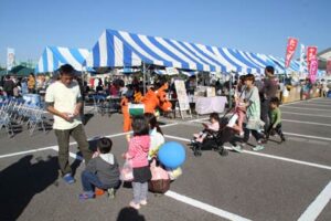 分水総合体育館駐車場で開かれた「Bunsui軽トラ市」