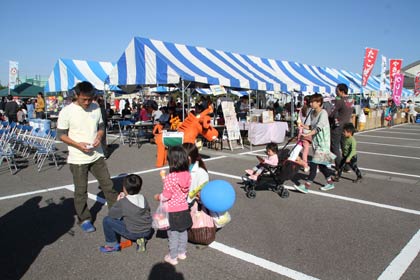 分水総合体育館駐車場で開かれた「Bunsui軽トラ市」