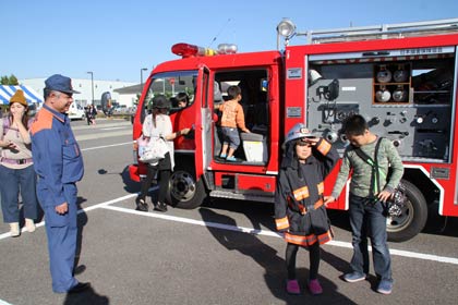  消防車の展示や試乗