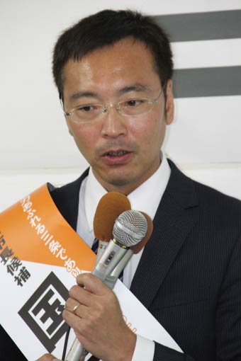  選挙事務所であいさつする国定氏
