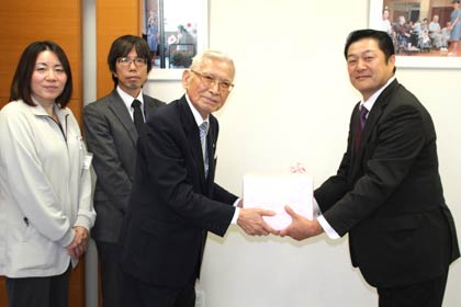 右から第四銀行燕支店の高橋支店長、つばめ福祉会の岡田理事長、「つばくろの里」の中山園長、平原サービス課長