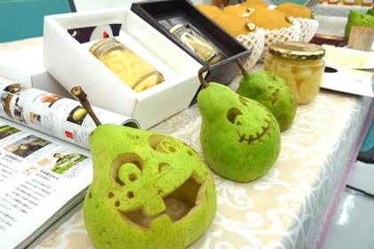 落果した洋ナシでハロウィーン