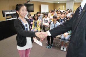 燕市の広報紙「広報つばめ」の子ども版「もっと ギュッと つばめっ子ニュース」を製作した子ども記者の終了式