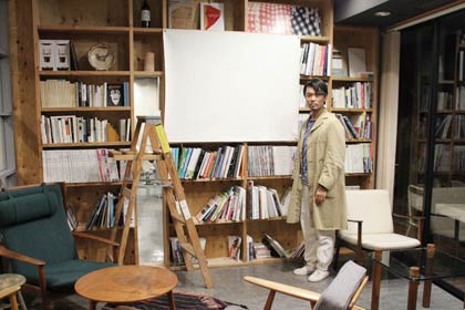 25日夜、「大塚いちお×山田稔明“飛び立つコトノハ”」を開く「ツバメコーヒー」、経営する田中辰幸さんと大塚いちおさんの手元を映すプロジェクター