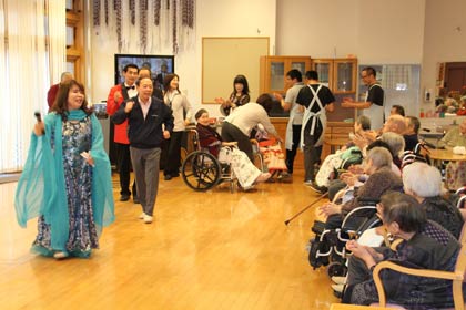 作曲家山岸之起さんと教え子が「白ふじの里」を慰問