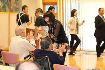 みんなで手拍子して盛り上がる