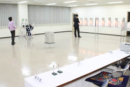 吉田産業会館での投票所の設営