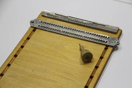 点字で投票するための点字器