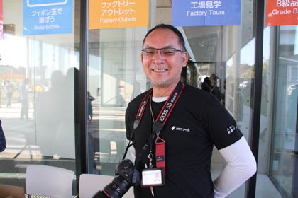本社で来場者と積極的にふれあう山井社長