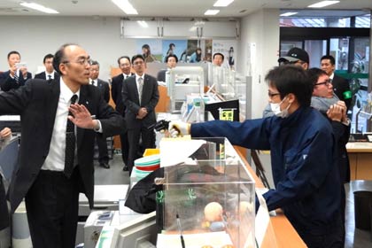  三条信用金庫島田支店で行われた強盗訓練