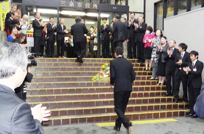 正面玄関で職員が拍手で国定市長を歓迎