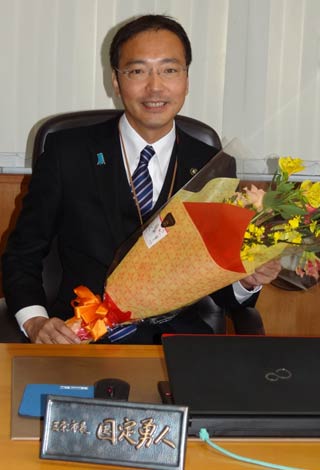 3期目の当選証書を受けて気持ちも新たに再び市長のいすに座る国定市長