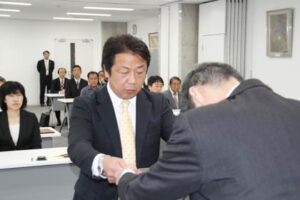 燕市議選の当選証書付与式、トップ当選で当選証書を受ける新人の堀勝重氏