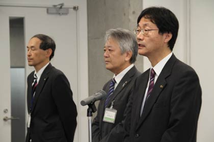 付与式後に直後に新しい市議の顔ぶれを前にあいさつする右から鈴木市長、南波副市長、上原教育長