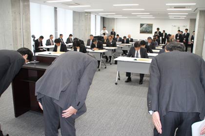 新しい市議に深々と頭を下げる
