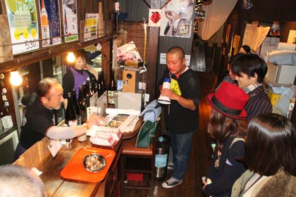 次々と本寺小路の店を回る