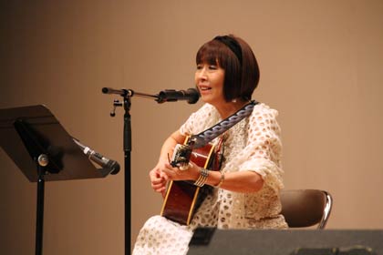 フォークシンガー小林啓子さん