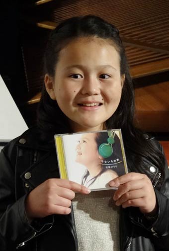 デビュー・ミニアルバム「なないろの夢」を手に佐藤英里さん