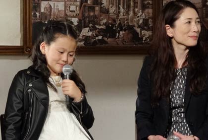 母絵美さんと並んでインタビューを受ける英里さん