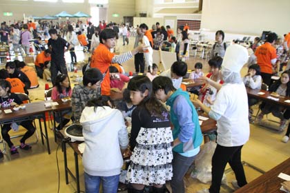大にぎわいの会場