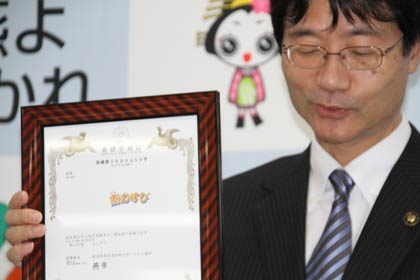 31日の記者会見で「燕むすび」が商標登録されたことを話す鈴木燕市長