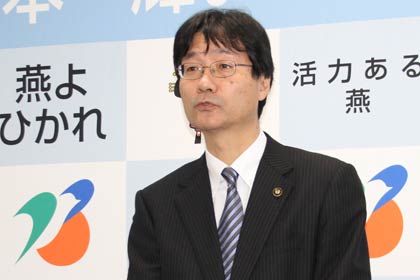 定例記者会見を行う鈴木燕市長