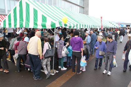 大勢の来場者でにぎわう