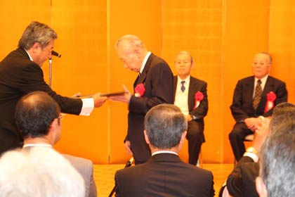 歴代理事長に感謝状の贈呈