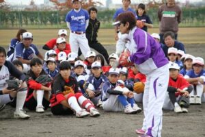 燕市で開かれた宇津木妙子さんを講師にミズノビクトリークリニックのソフトボール教室