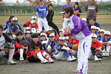 燕市で開かれた宇津木妙子さんを講師にミズノビクトリークリニックのソフトボール教室