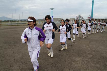 宇津木さんが先頭に立ってランニングからスタート