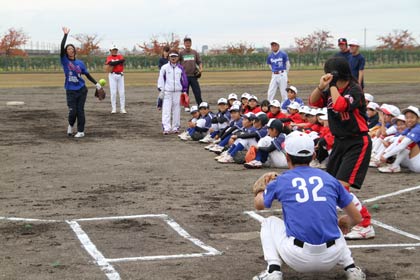  東京国際大学女子ソフトボール部の4年佐野美知留投手がチェンジアップを実演