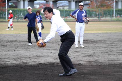  宇津木さんのノックを受ける鈴木市長