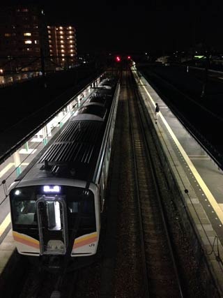 日が沈んだ東三条駅で小休止するE129系