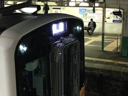 白く輝くヘッドライトは高輝度LED製で、従来のものよりも視認性に優れているという。左右それぞれに2灯ずつあり、ロービーム時は外側のみが、ハイビーム時は合計4灯全てが点灯する。