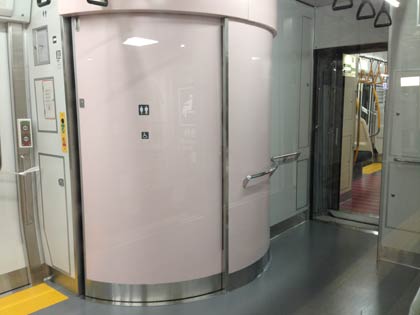 トイレは東三条駅基準で長岡側の車両に設置。車椅子のまま個室に入ることが出来る設計となっており、入口は自動ドア。
