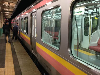停車中、興味深そうに新型車両を眺める利用者。