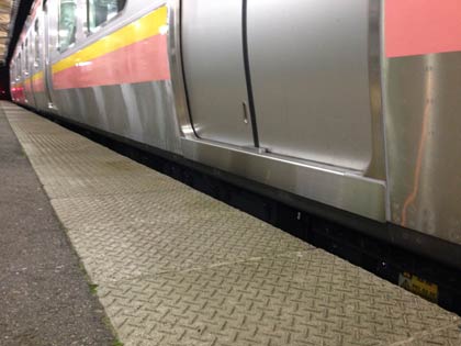 ホームと乗車口の間には依然として大きな段差と隙間があり、改善が望まれる部分である。