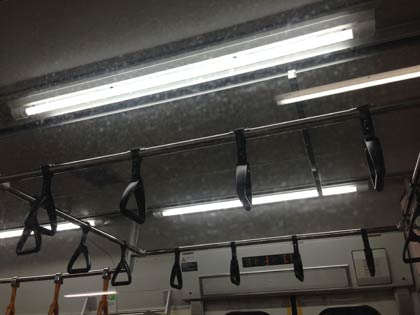 車内の照明は全てLEDで、従来の蛍光灯の約6割の消費電力