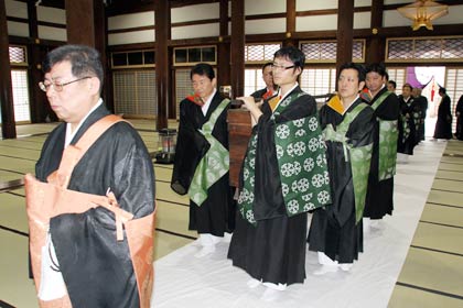 本尊を仮本堂から整備工事の終わった本堂へ移す還座式が行われた三条別院